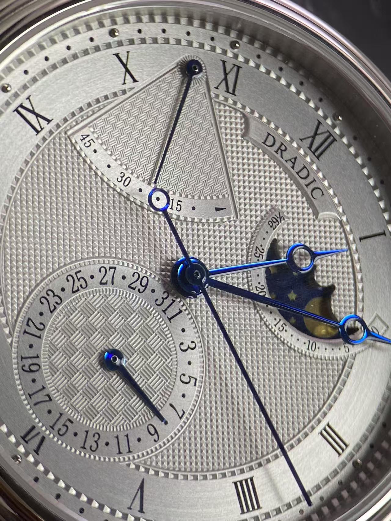 Luxe maanfase-polshorloge met  - Guilloché Dial Watch recensie en prijs